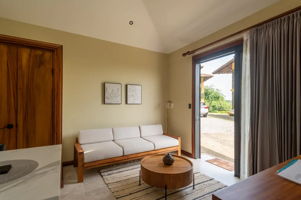 Luxury Courtyard Apartment with kitchenette